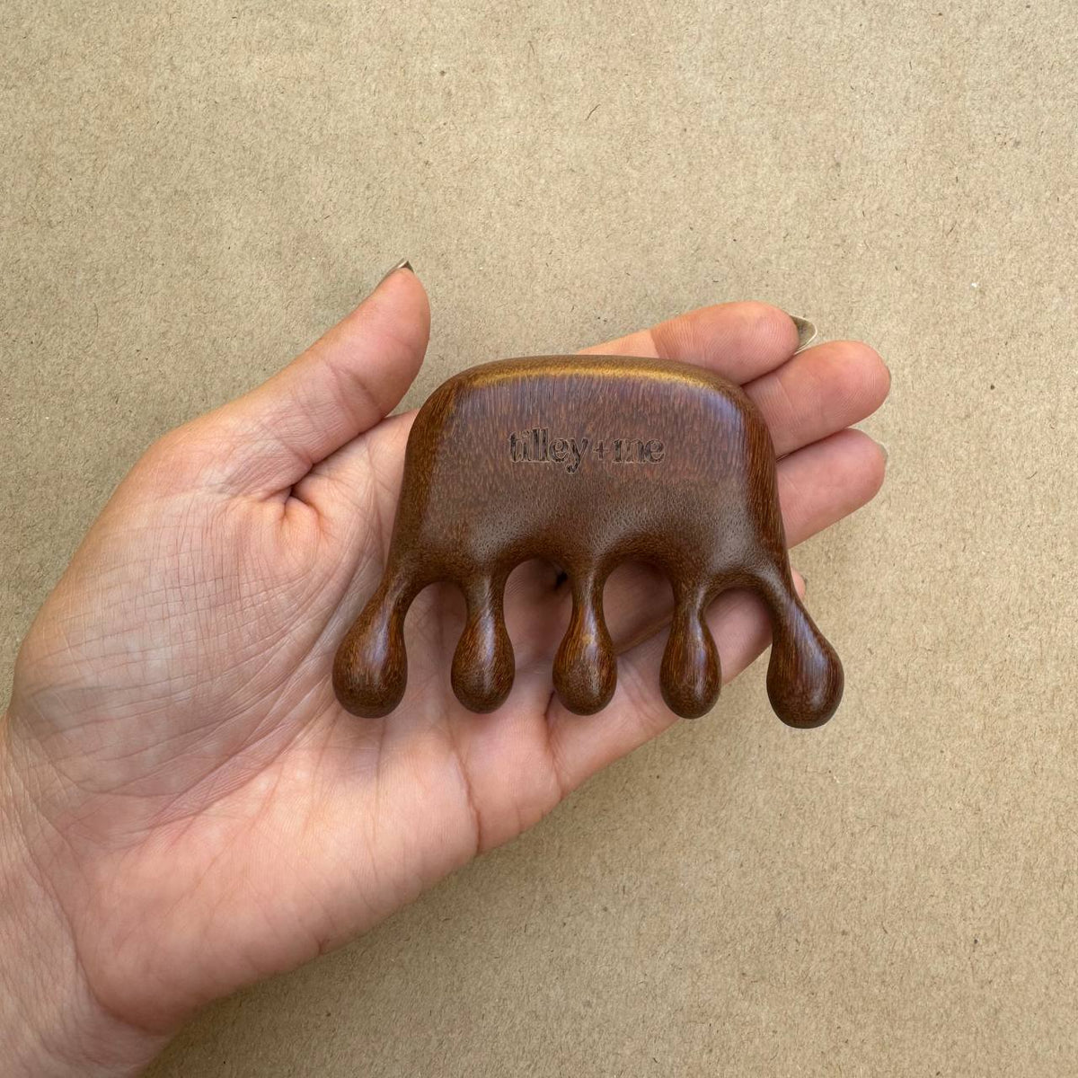 Sandalwood Pet Massage Tool – Relieves Shedding & Boosts Circulation